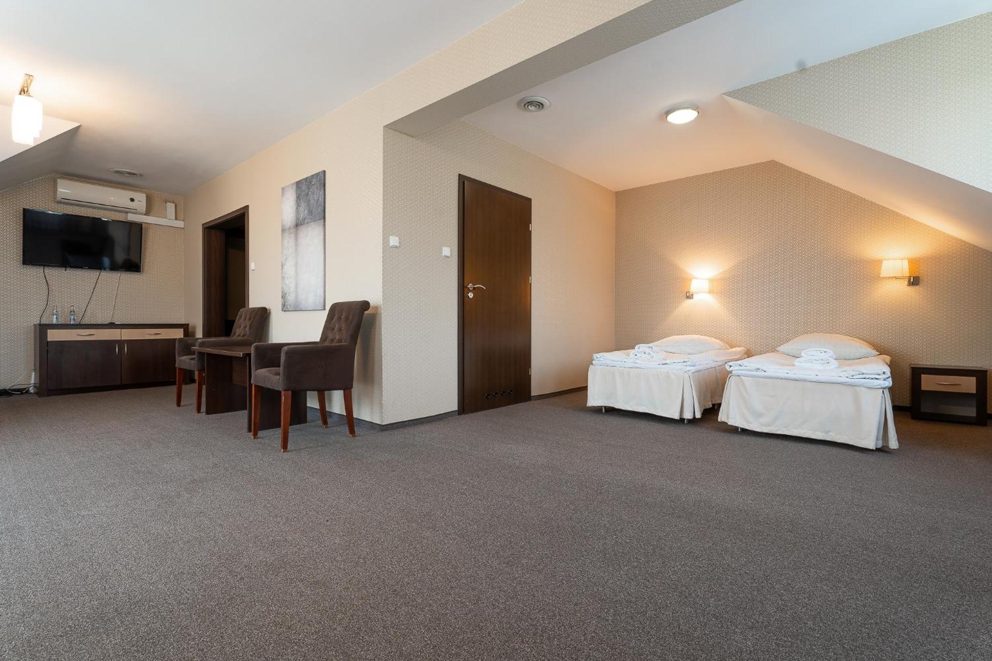 Hotel Cztery Pory Roku Глогув-Малопольский Экстерьер фото