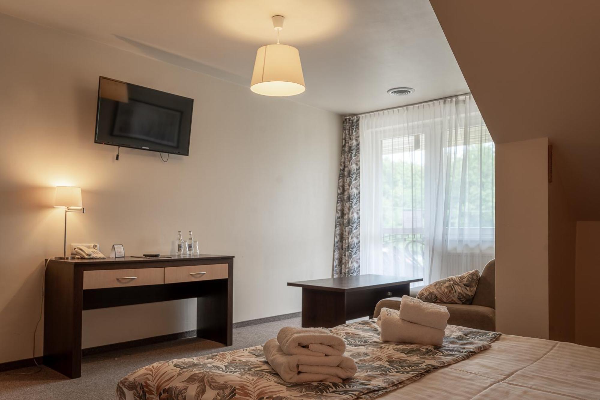 Hotel Cztery Pory Roku Глогув-Малопольский Экстерьер фото
