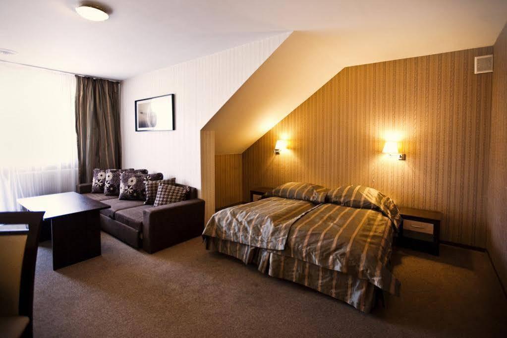Hotel Cztery Pory Roku Глогув-Малопольский Экстерьер фото